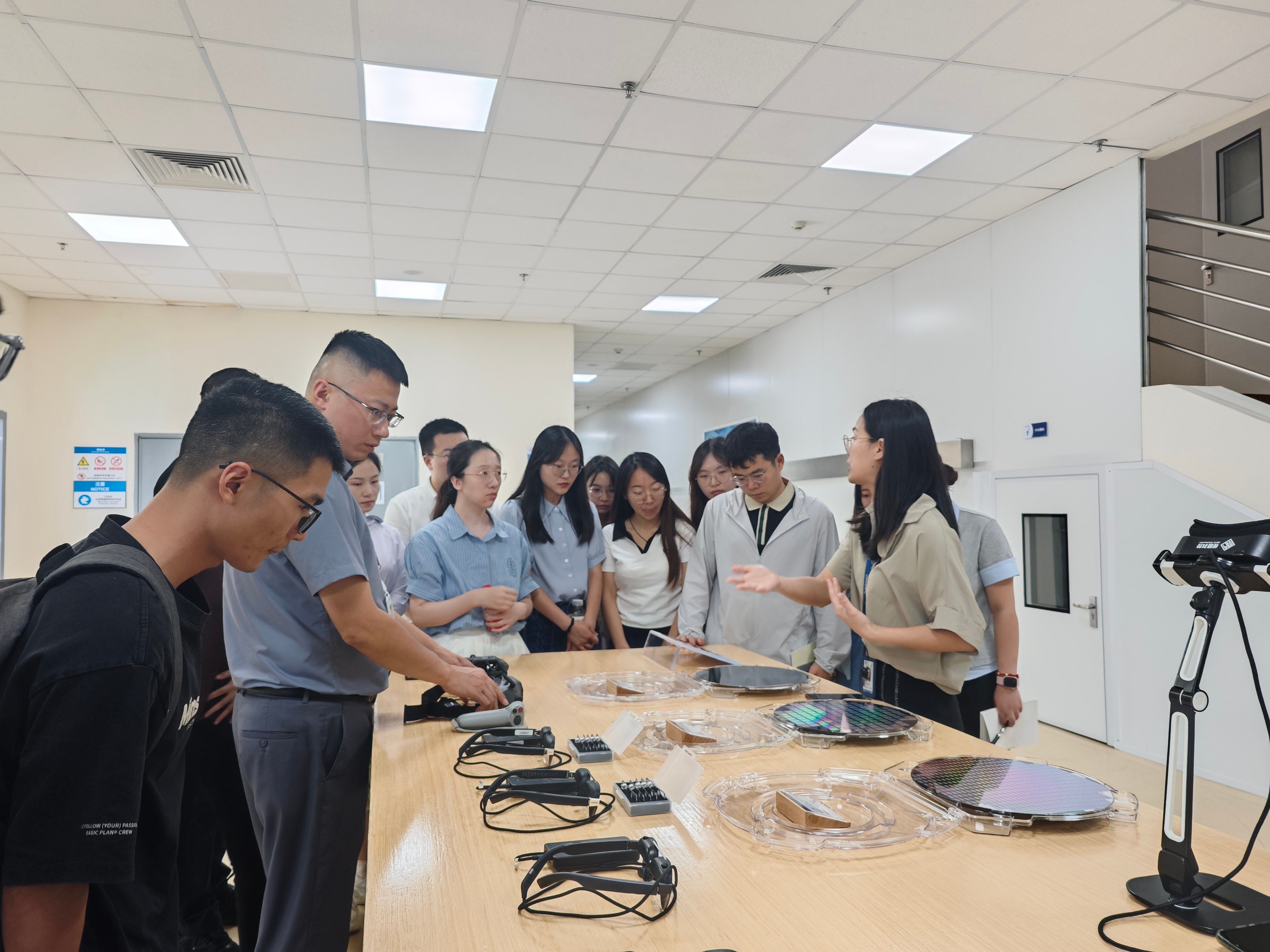 2-视涯参观学习照片(1).jpg 2-视涯参观学习照片(1).jpg